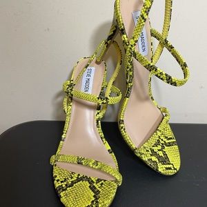 Steve Madden Gabriella snake print size 8